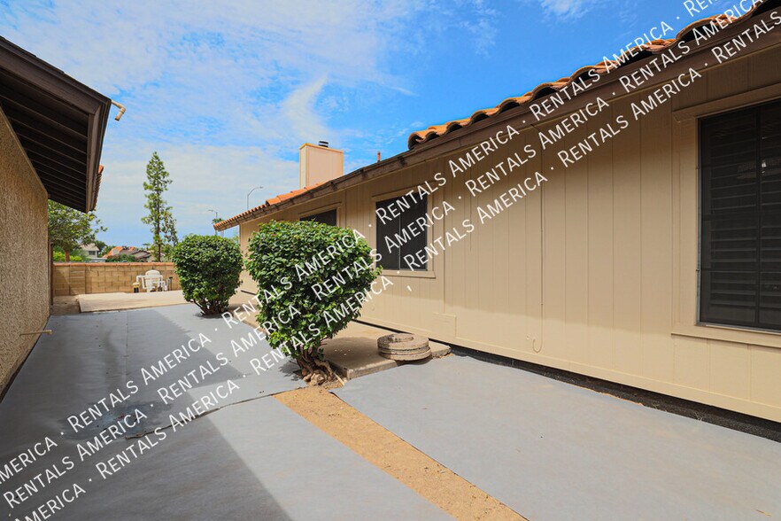 Building Photo - 2160 S Catarina-
