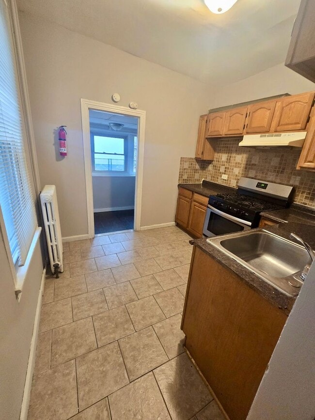Building Photo - 3 Bedroom