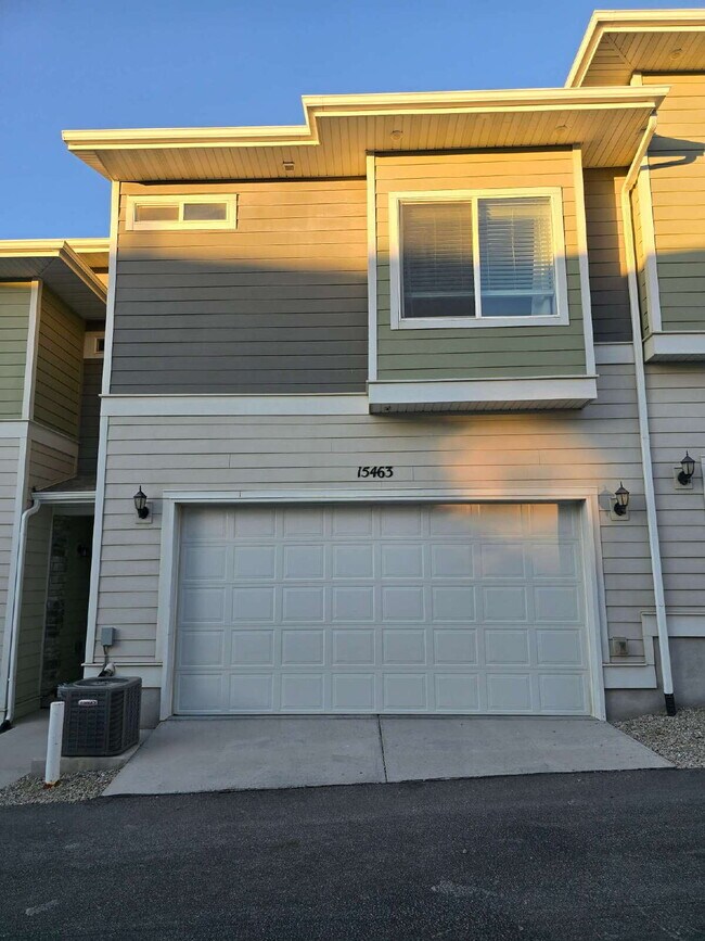 Building Photo - "Chic 3-Bed Townhouse with Pool Access in Bluffdale!"