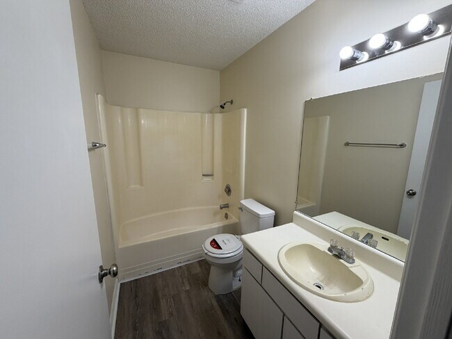 Building Photo - Condo For Rent