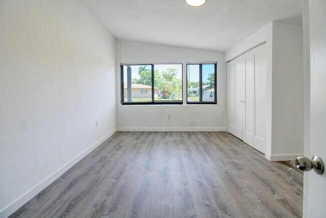 Building Photo - 1730 NE 170th St