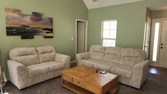 Building Photo - Convenient to west gate of Ft Moore