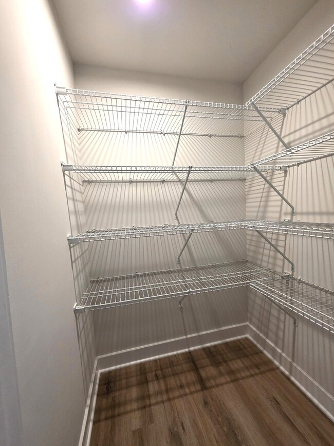 Building Photo - 3 Bedroom, 2.5 Bath End Unit Townhome on C...