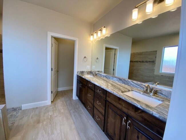 Building Photo - SPACIOUS HOME FOR RENT!