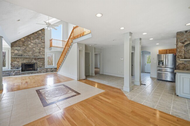 Building Photo - 564 Main St