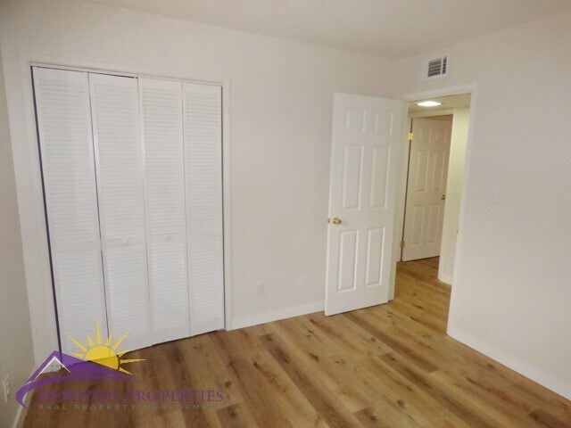 Building Photo - 4000-4002 Earnscliff Ave