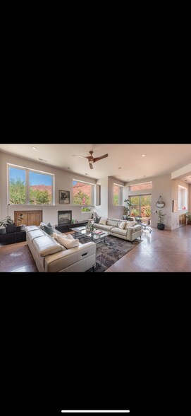 Building Photo - 384 W Brittlebush Way