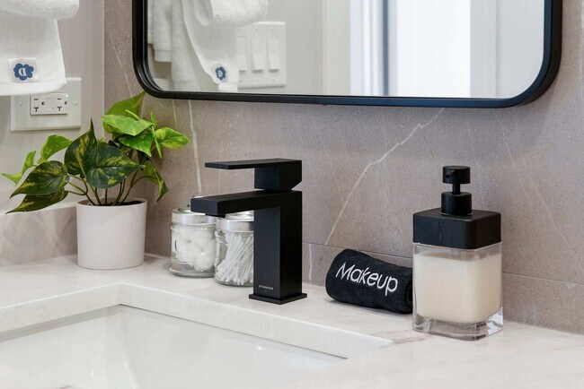 Building Photo - 2344 W Polk St