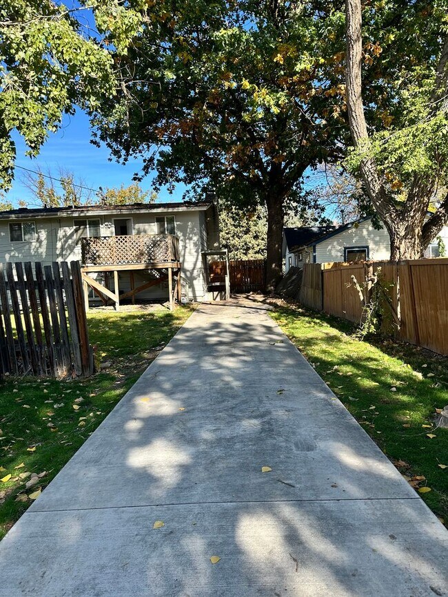 Building Photo - Updated 2-Bedroom 1 Bathroom Near Whitewat...