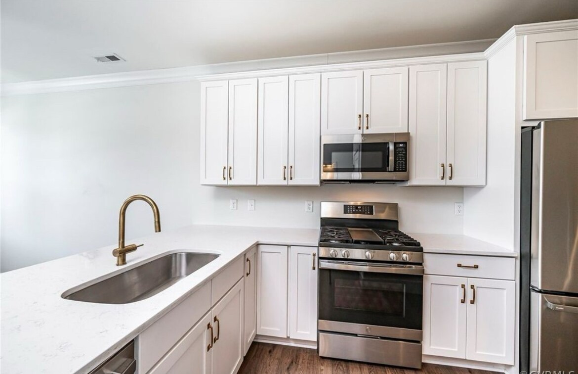 Gas range stove and microwave - 2008 Libbie Lake West St