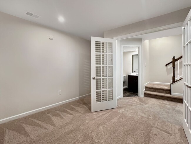 Building Photo - Move-In Ready Townhome with Finished Basem...