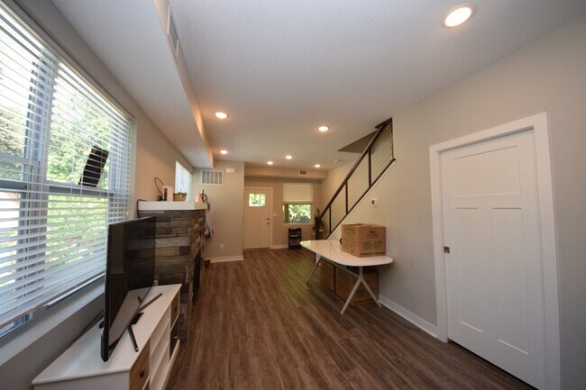 Building Photo - Spacious Luxury 2-Bed, 2-Bath Home in Longfellow – Available June 5th!