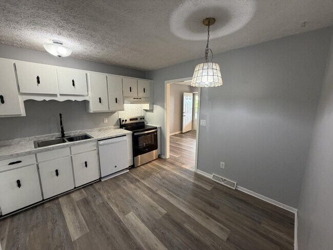 Building Photo - 300 Car-Mol Dr