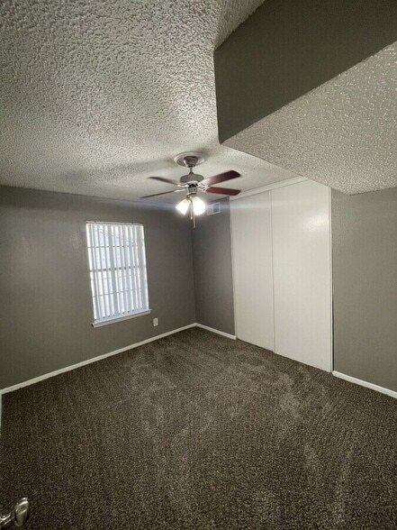 Building Photo - 1901 Lakeview Cir