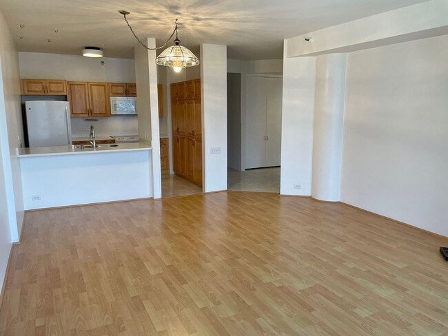 Building Photo - Penthouse Unit in Downtown Honolulu – 2 Be...