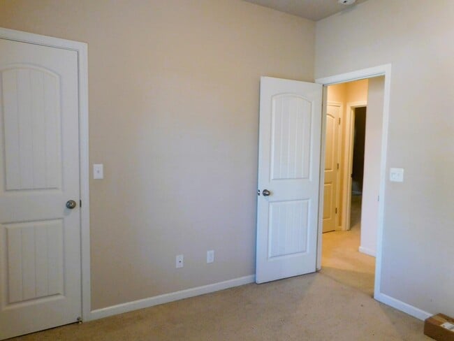 Building Photo - 5189 W Beechwood Ave