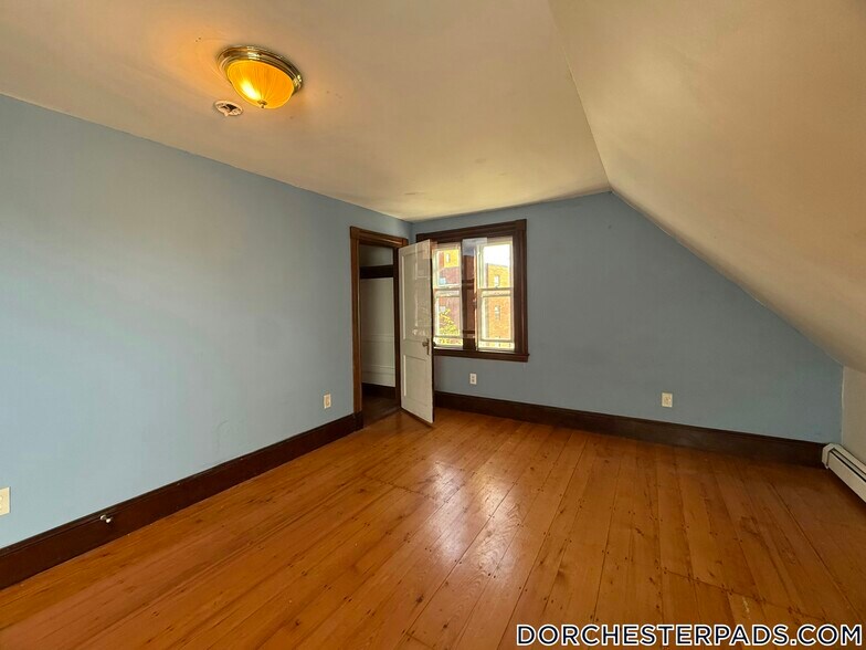 Building Photo - 547 Talbot Ave