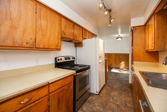 Building Photo - Charming 4 Bedroom, 1.75 Bath Brick Ranch Near Old Town!