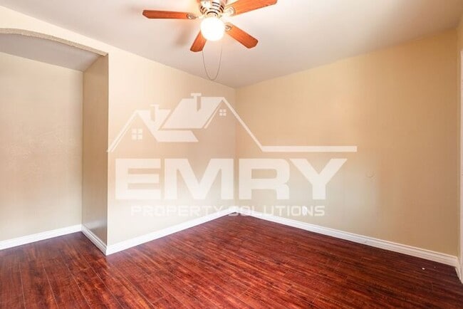 Building Photo - 2 Bed 1 Bath Unit for Rent in East Los Angeles Parking Available