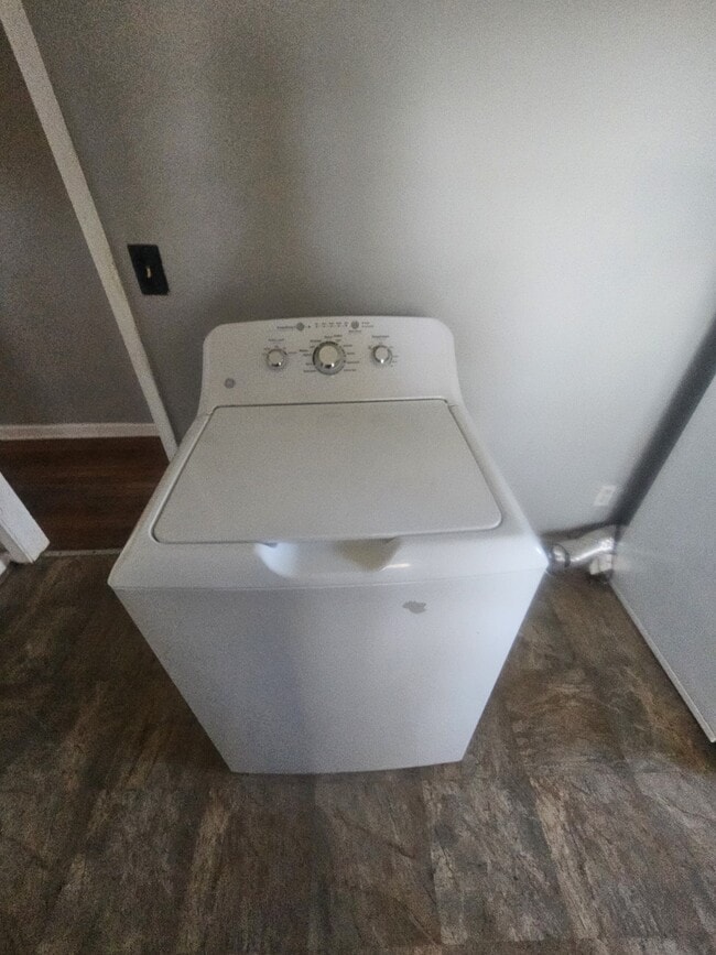 Building Photo - 307 Best St