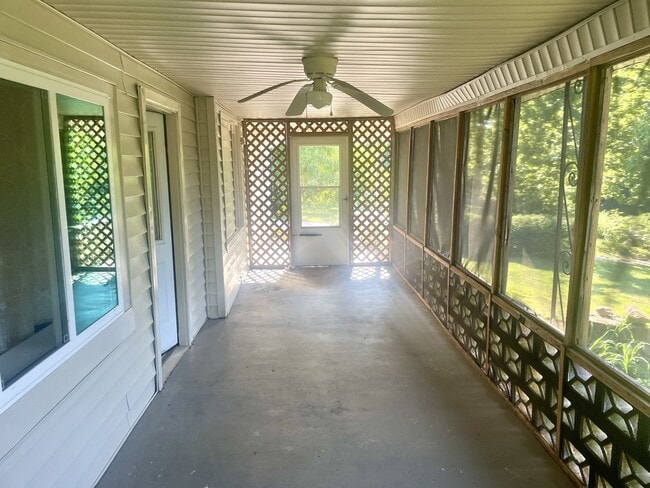 Building Photo - 560 Old Clarkesville Hwy