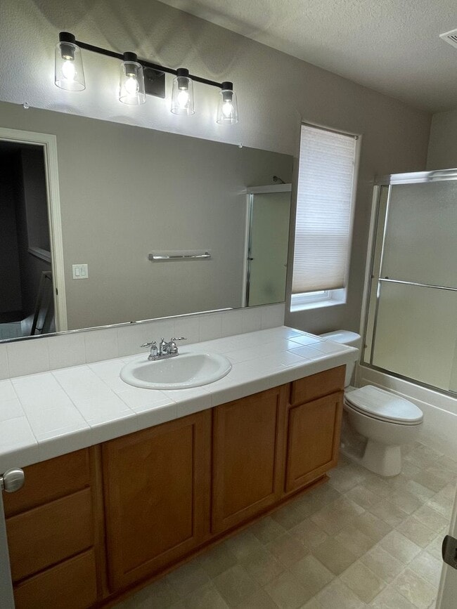 Building Photo - Large Beautiful 4 Bed, 2.5 Bath House!