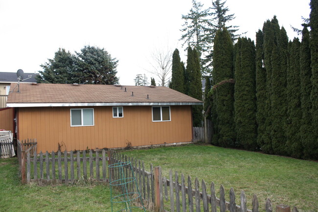 Building Photo - Charming & Quiet Little Home