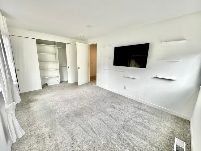 Building Photo - 6 BR / 4 BA – 4,100 SQ FT with Patio, Full Outdoor Grill, and Hot Tub