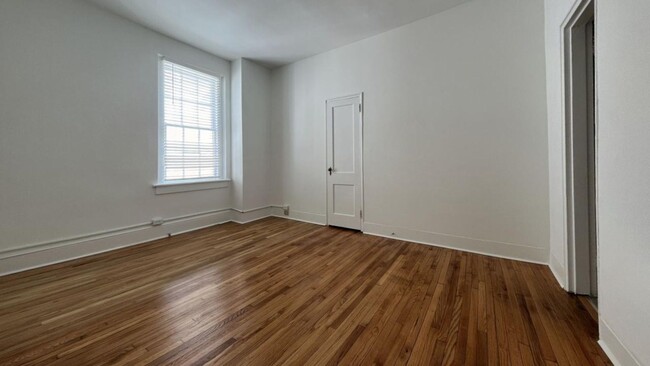 Building Photo - 1 bed / 1 bath on King St.  ~ Move-in Augu...