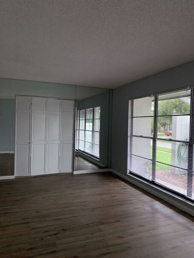 Building Photo - LOVELY NORTHDALE POOL HOME