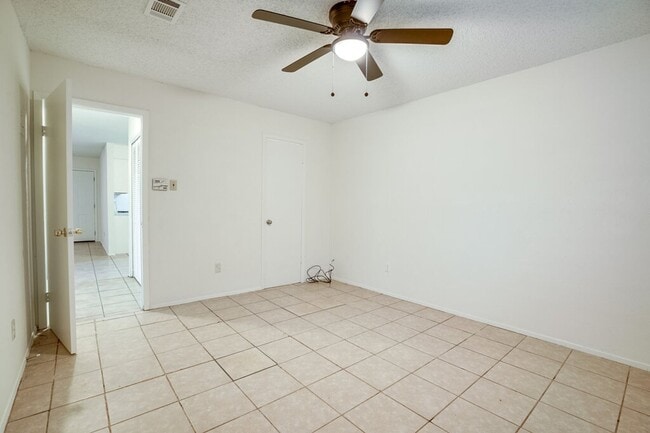Building Photo - 10310 Little Pebble Dr