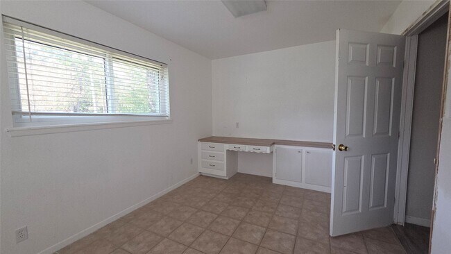 Building Photo - 1600 Southern Oaks Dr