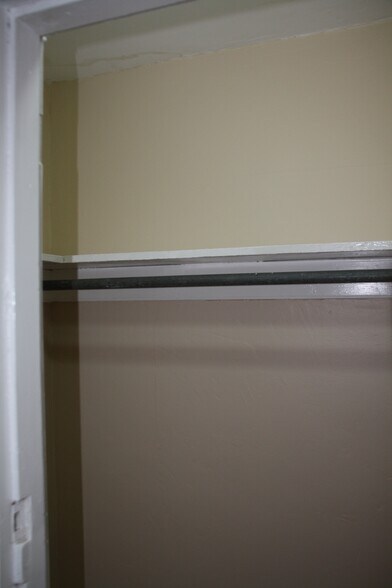 Building Photo - 921 S 48th St