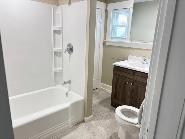 Building Photo - Newly Remodeled 4 Bedroom / 2 Bathroom House in the '07