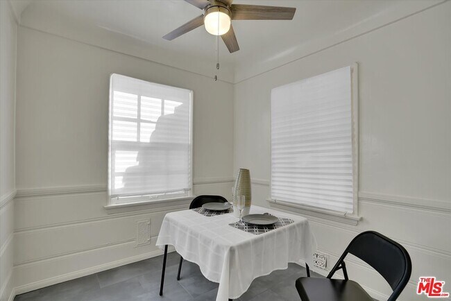 Building Photo - 3800 Roxton Ave