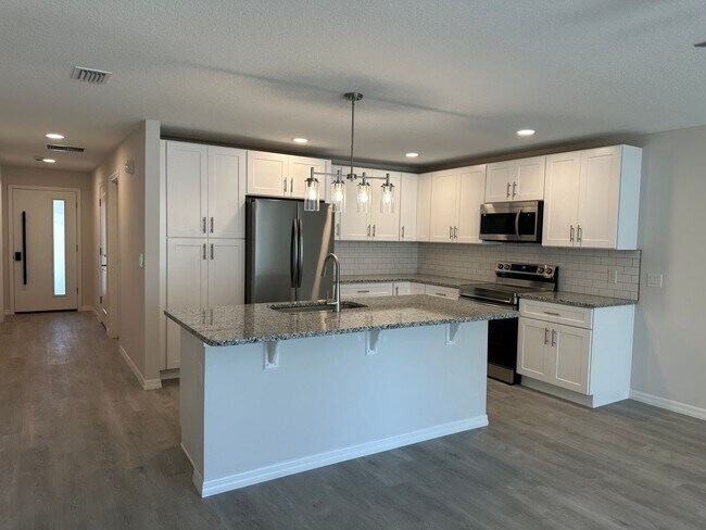 Building Photo - NEW 3/2/1 ready to rent! Pet friendly.