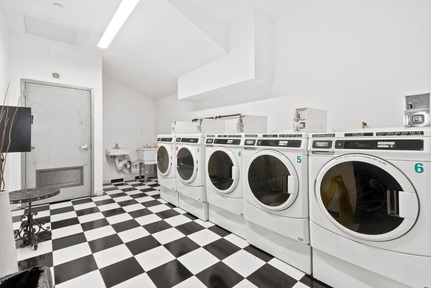 Building Photo - 517 W 45th St