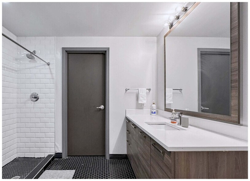 Building Photo - 555 Evergreen St