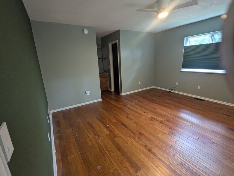 Building Photo - 6241 Willow Ln