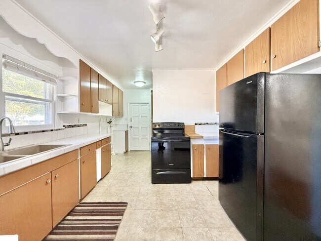 Building Photo - 1013 23rd St W