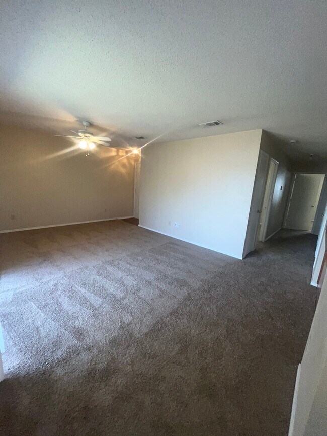 Building Photo - 2 bedroom Water included ! Must see!