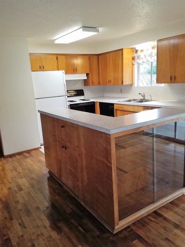 Building Photo - Classic Mid-Century Modern Rambler In Port...
