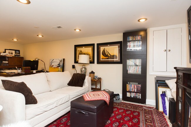 Building Photo - 1319 Corbin Pl NE