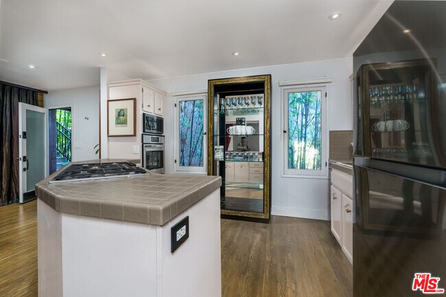 Building Photo - 2066 Glencoe Way