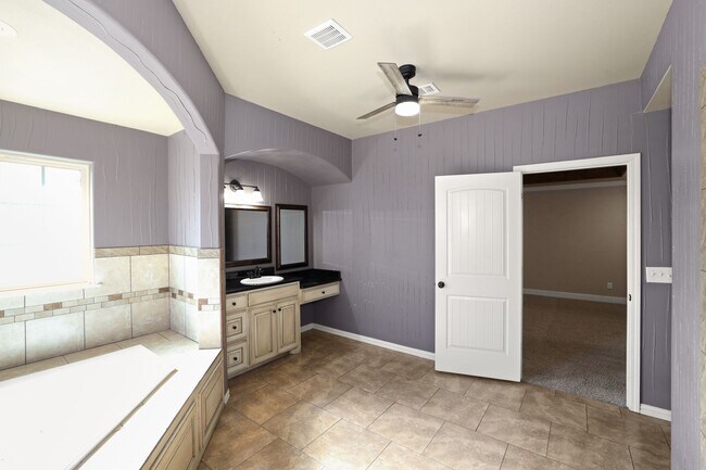 Building Photo - Stunning with 4 bedrooms in City View!