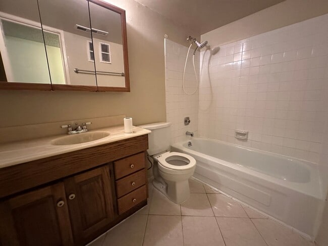 Building Photo - Location! Location! 2-bed 2-bath condo ove...