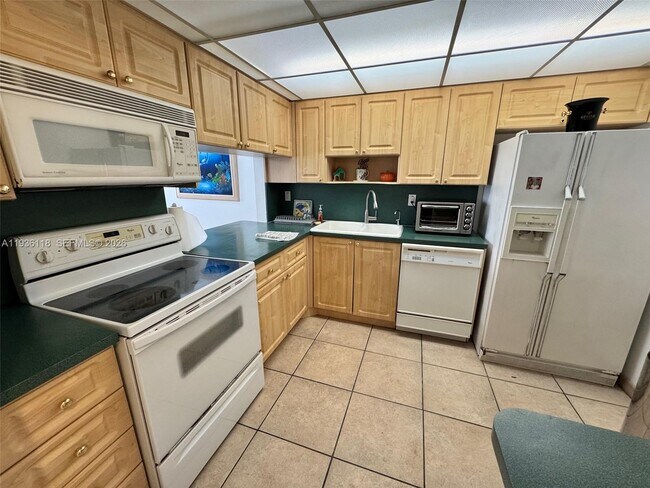 Building Photo - 2625 Collins Ave