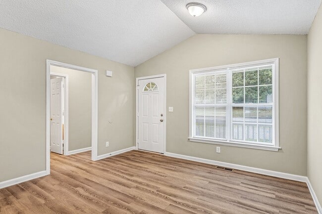 Building Photo - Welcome to this charming 4 bedroom, 2 bathroom home located in Greensboro, NC.