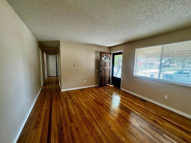 Building Photo - 3 Bedroom one level Home in Stratton Meadows