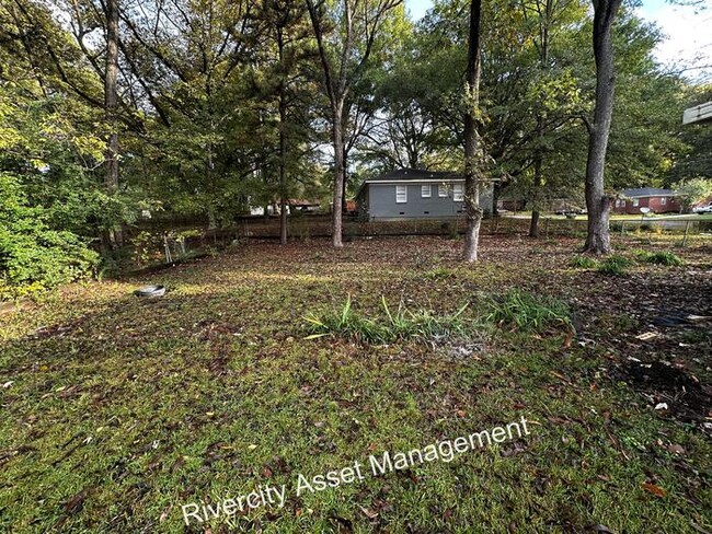 Building Photo - FAMILY HOME, FULLY FENCED IN YARD & HUGE M...